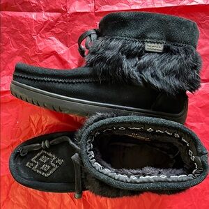 Women's Waterproof Keewatin Black Fur-Lined Moccasin Shoes size 7